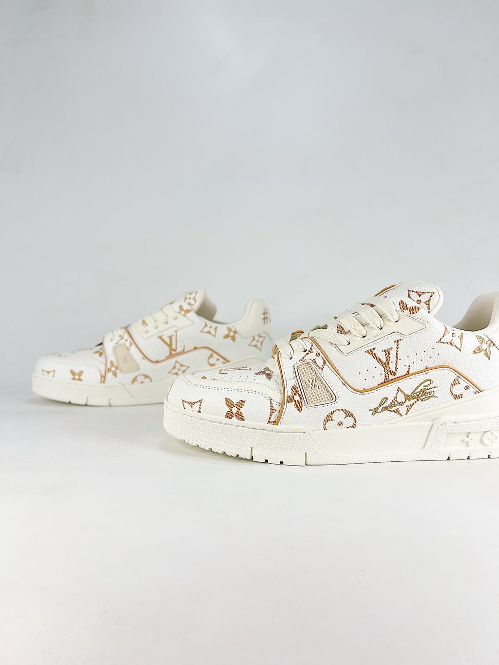 LV Trainer Embossed Monogram Sneakers Fashion Streetwear Leather Trainers Unisex Off-white leather upper